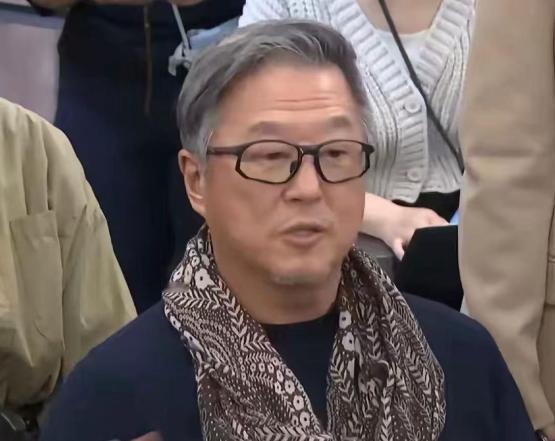 湾博主建国果然没有冤枉王伟忠，这不，他采访完郭德纲后又采访《藏海传》导演郑晓龙去