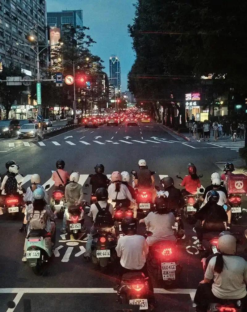 有人担心统一后，湾湾会得到超国民待遇！
这种担心不无道理！
看看港人便知道结果！