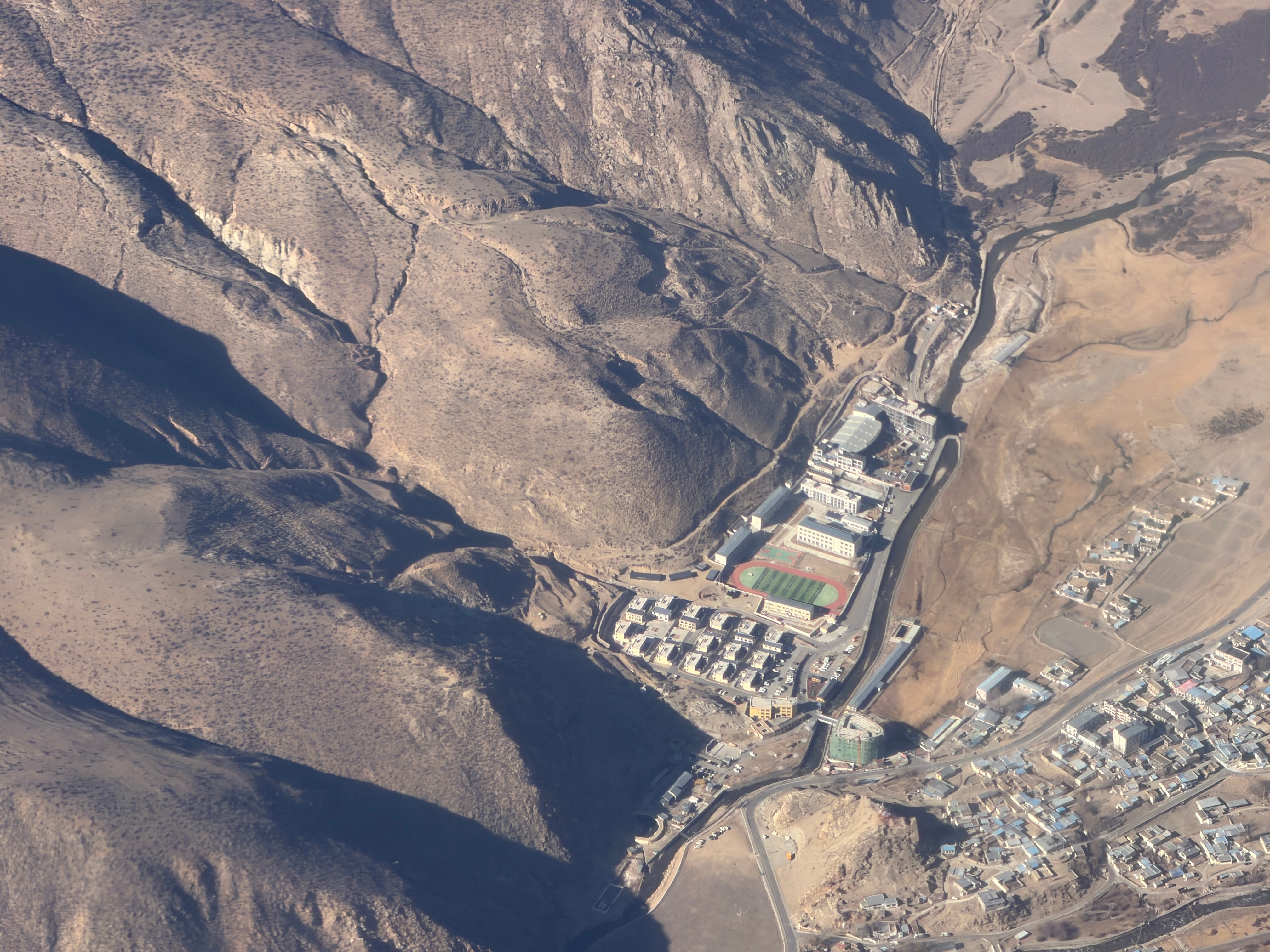 在拉萨万达广场吃尼泊尔餐，品尝酥油茶。看起来和藏餐和印度餐饮有类似之处。昨天刚到