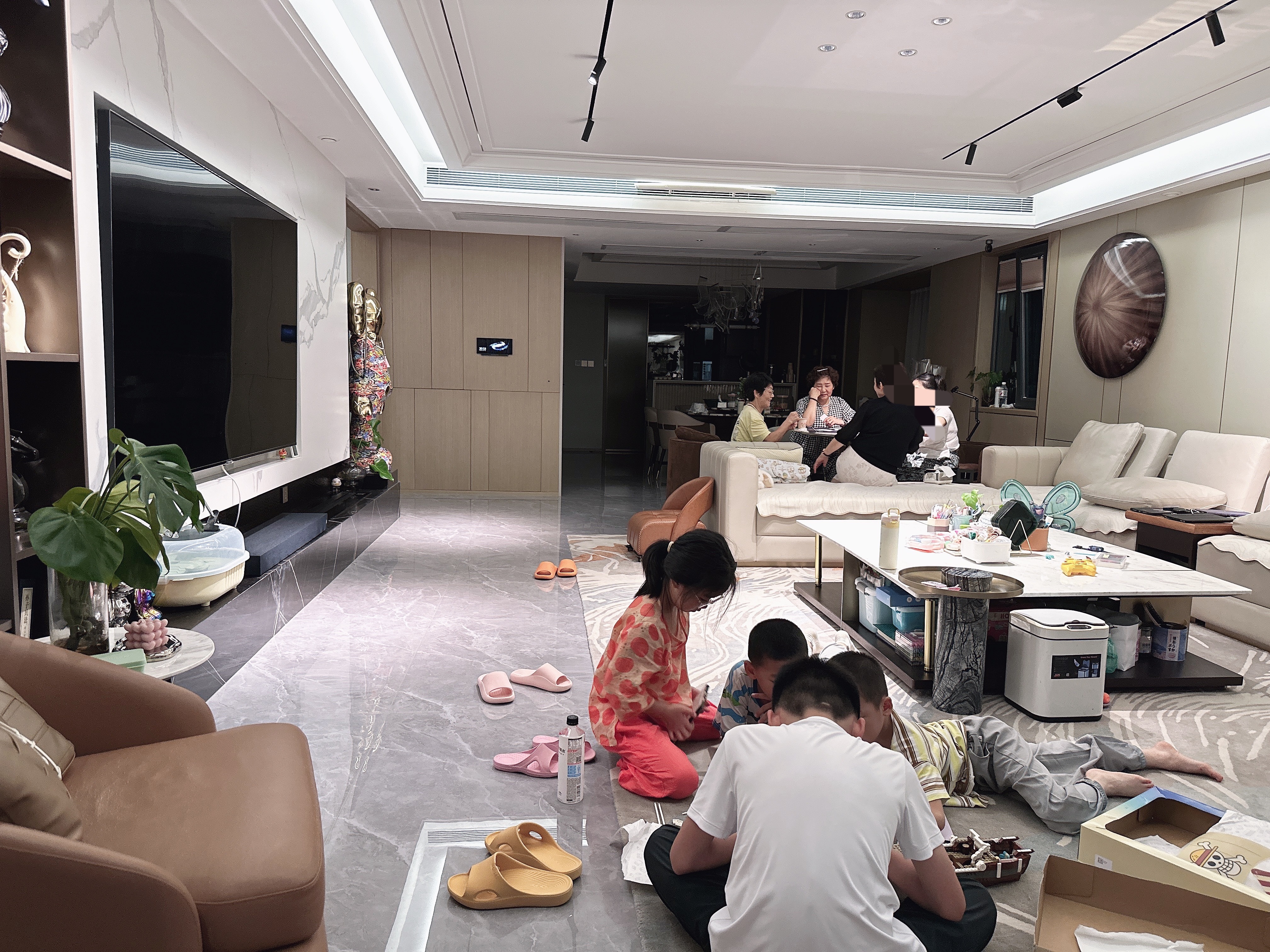 打牌的打牌，拼乐高的拼乐高，我妈在深圳憋坏了，回来把她开心得，终于有陪玩搭子了 