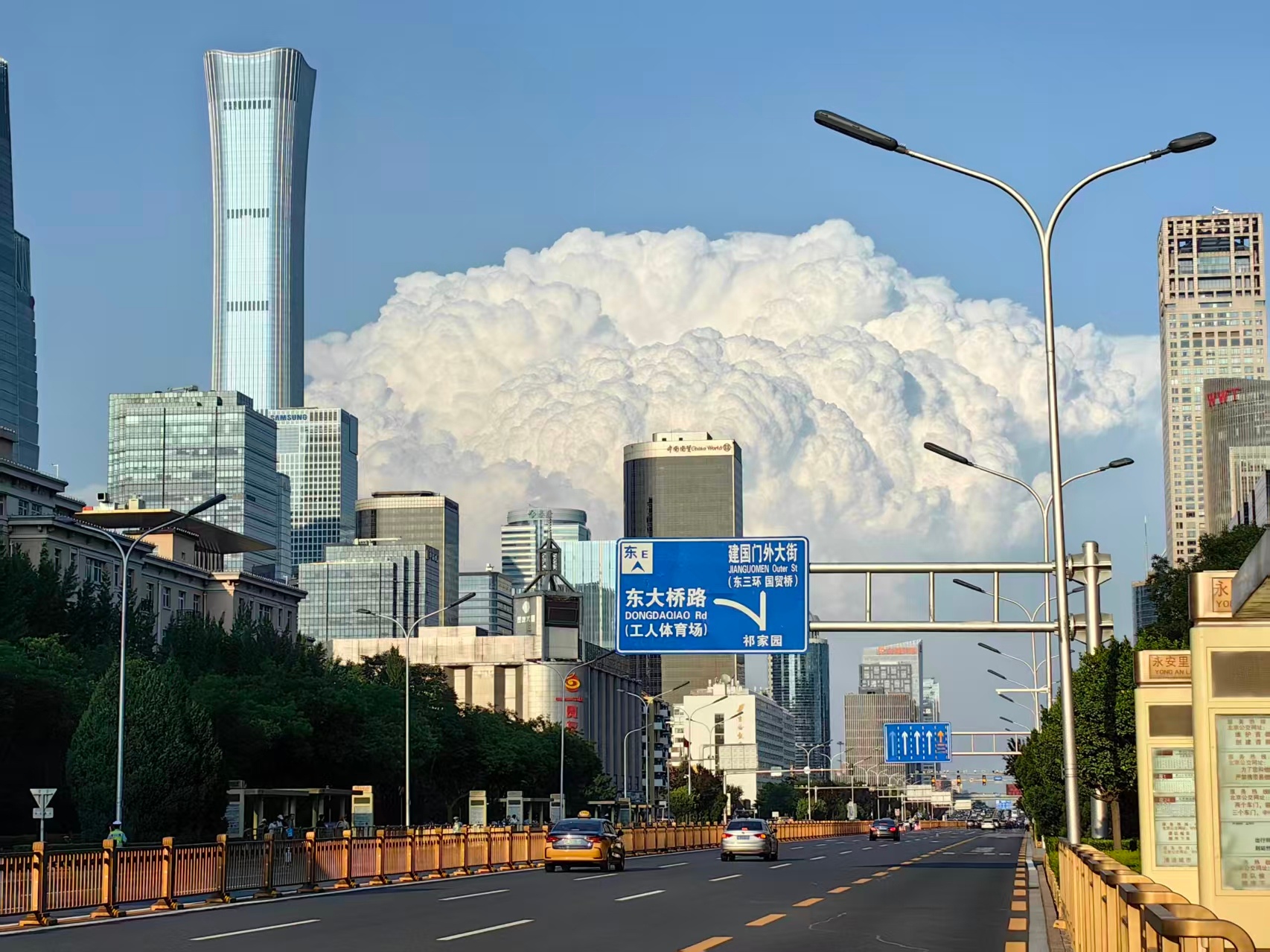 今天北京的天气云彩，简直美爆炸顺便看图猜个车，这能看出来吗？这内饰白绿色，跟车外
