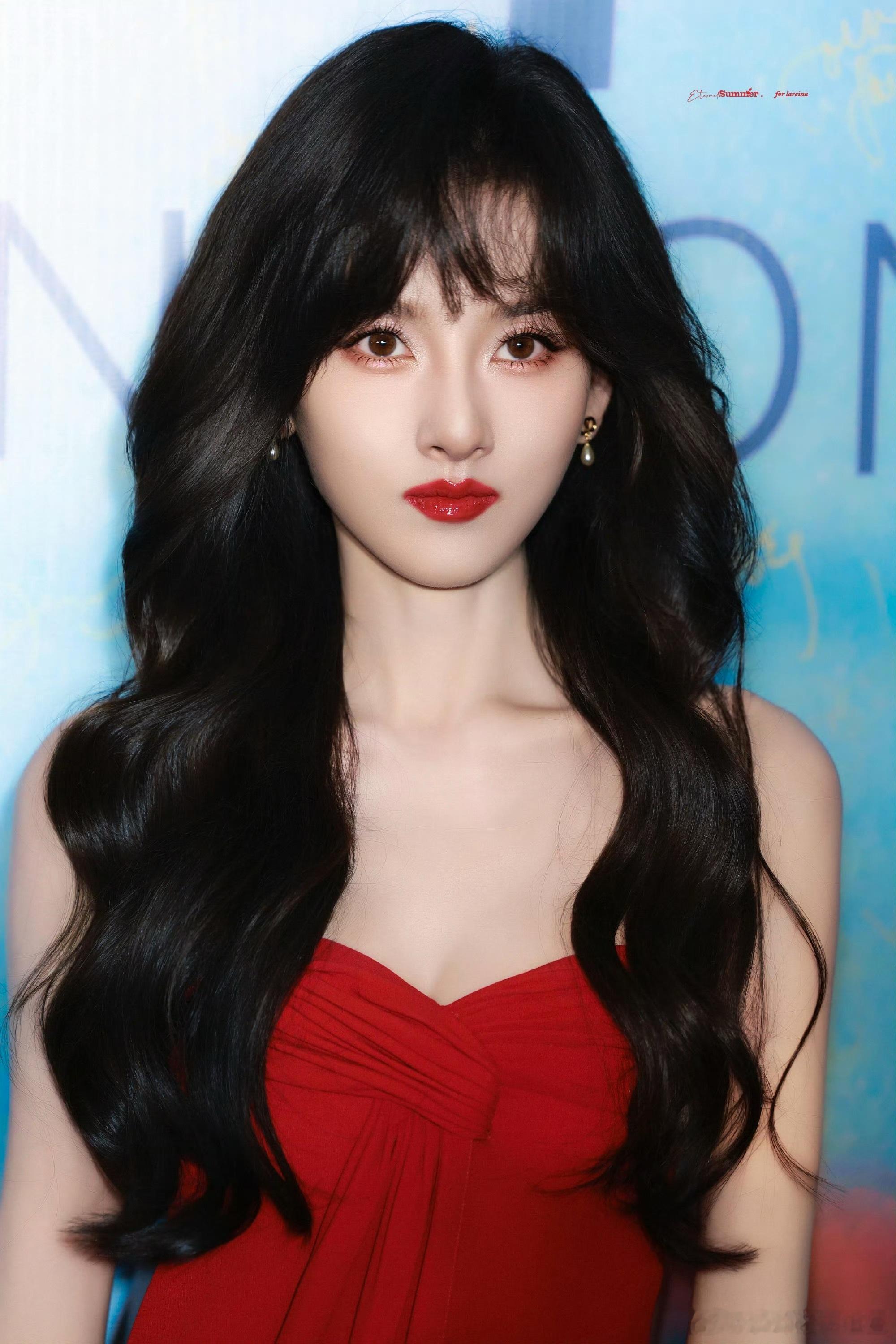 宋祖儿 贝微微 明艳红裙配黑色大波浪，感觉换风格啦