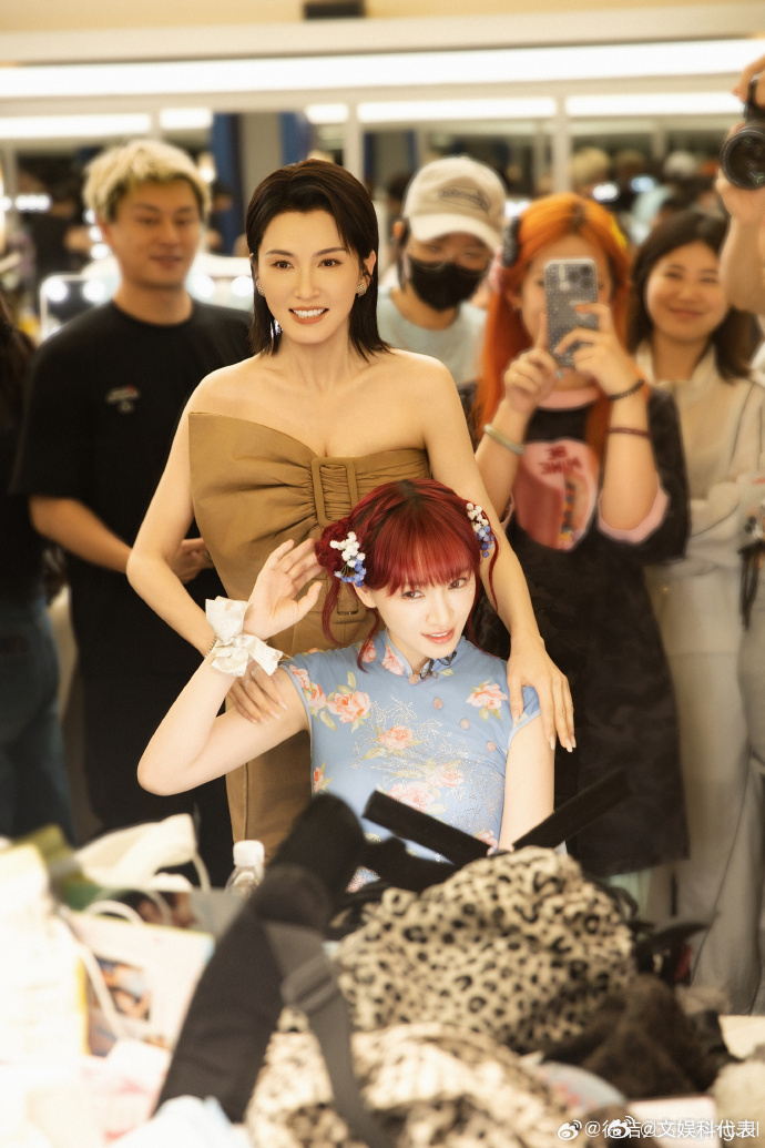徐洁儿分享一些和漂亮妹妹的合照、徐洁儿和浪姐众人合照多年之后再翻看依旧满是暖意，