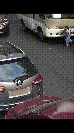 一名女童过马路时被卷入车底，生死瞬间，周围路人没有丝毫犹豫，短短时间内迅速集结了