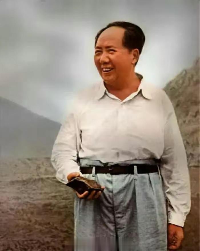 新中国要想避免颜色革命，防止资本主义复辟，在国内就必须清除三大敌人。      