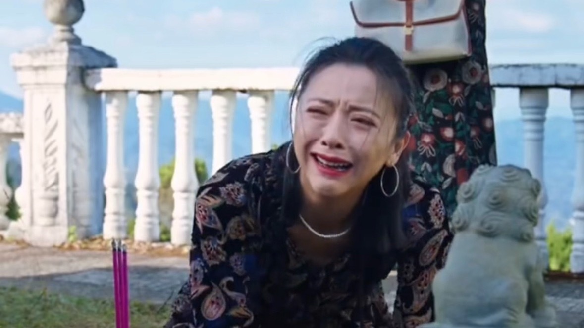黄小蕾无声哭戏黄小蕾演出了生理性难过在故人墓前压抑所有情绪，崩溃却不敢放声大哭，