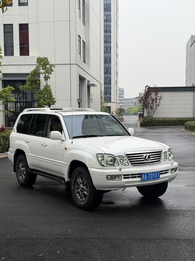18万能买二手普拉多还是LX470？这笔账算完沉默了
一个朋友拿着18万的预算问