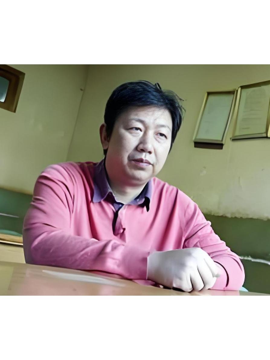 幼年时代，张惠康常与小伙伴们在街头巷尾“玩球”，被指令为守门员，这对于喜欢冲冲杀