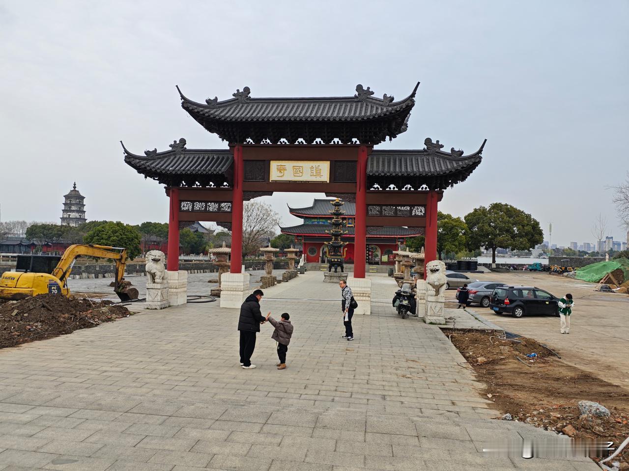 距离第一次逛镇国寺，过去了十一年。中间又有来过。一次在疫情期间，大门紧闭。还有一