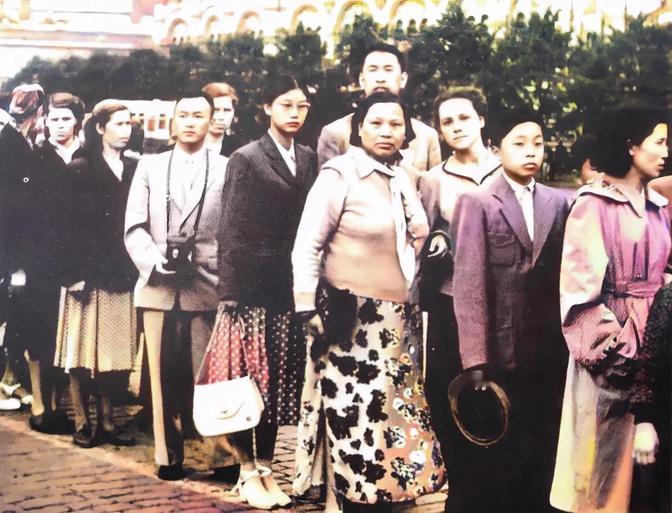这是1956年26岁的刘思齐和母亲张文秋在莫斯科的留影，张文秋（右四）和长女刘思