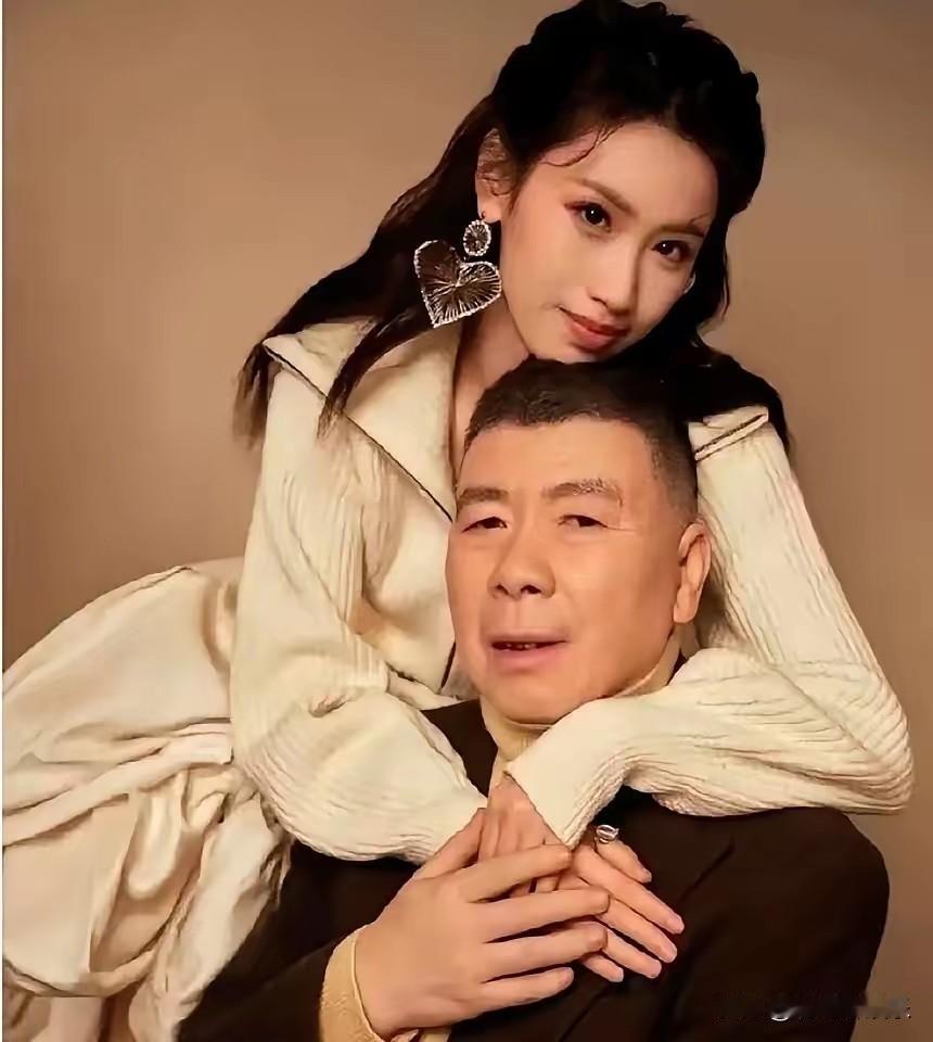 别提多尴尬了！红毯上徐帆三次伸手想牵养女徐朵，结果人家连闪三次。更扎心的是，转头