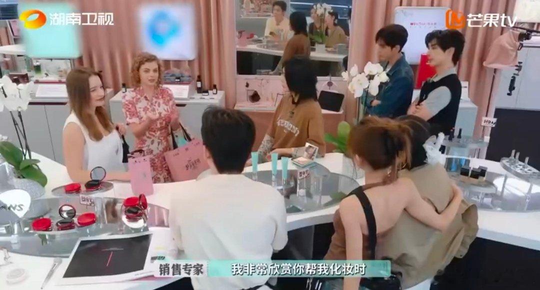 李佳琦被法国顾客夸奖专业巴黎合伙人名场面巴黎合伙人 法国顾客这波夸奖太实在！说李