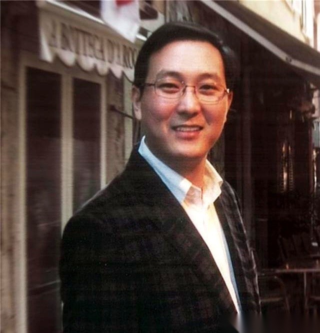 百亿身家的大佬，手里攥着陆家嘴的黄金大楼，最后居然栽在一个极其俗套的跟头上。不是