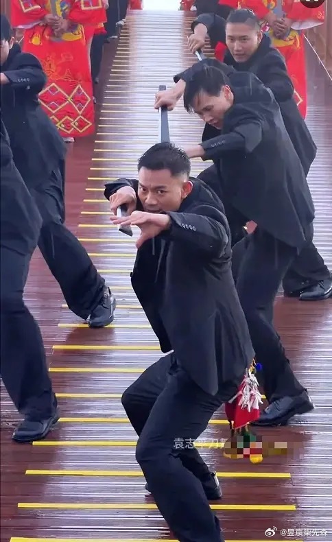 披荆斩棘为什么不请袁志平？好处有四1️⃣能编能跳，他去了能拉高节目的舞蹈水平2️