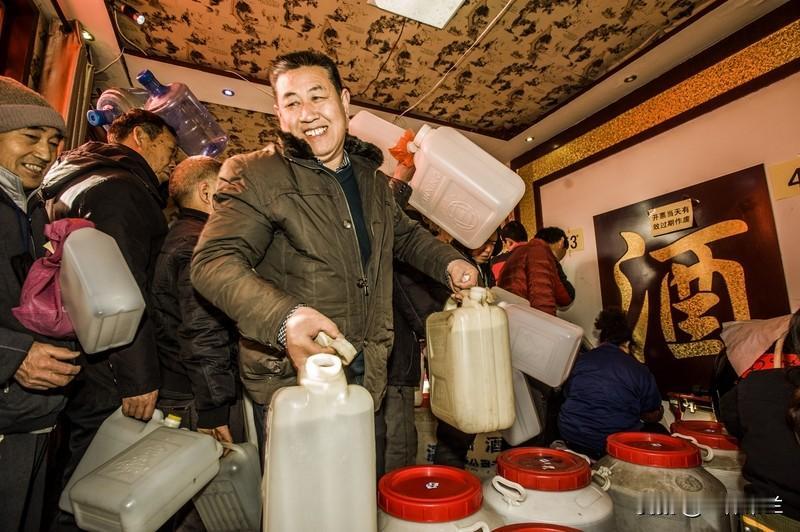 小时候，常听大人说，打酒去！水浒传里面也有，小二，打二斤半酒来。
打酒，就说明是