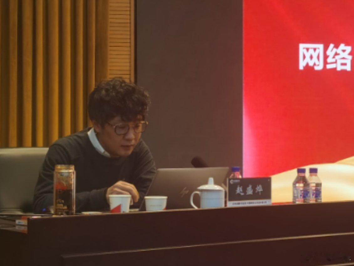 不爱直播爱讲座，这张是近期工作照，诺基亚拍的，头发好像有点长，大家都说这头型特像