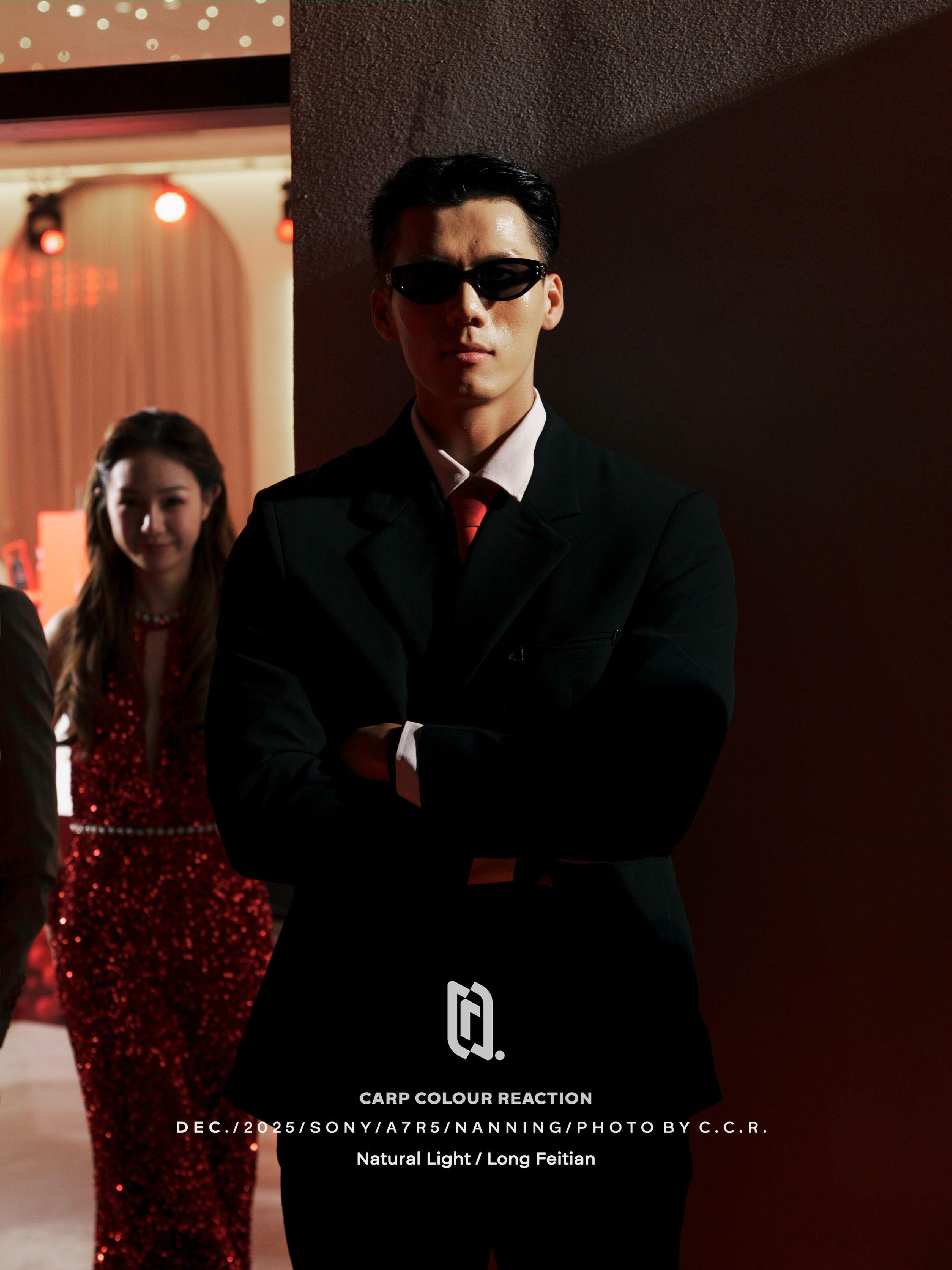 “站哥站姐”教你电影感构图拍活动花絮。电影感构图诀窍： 1、三分法与黄...