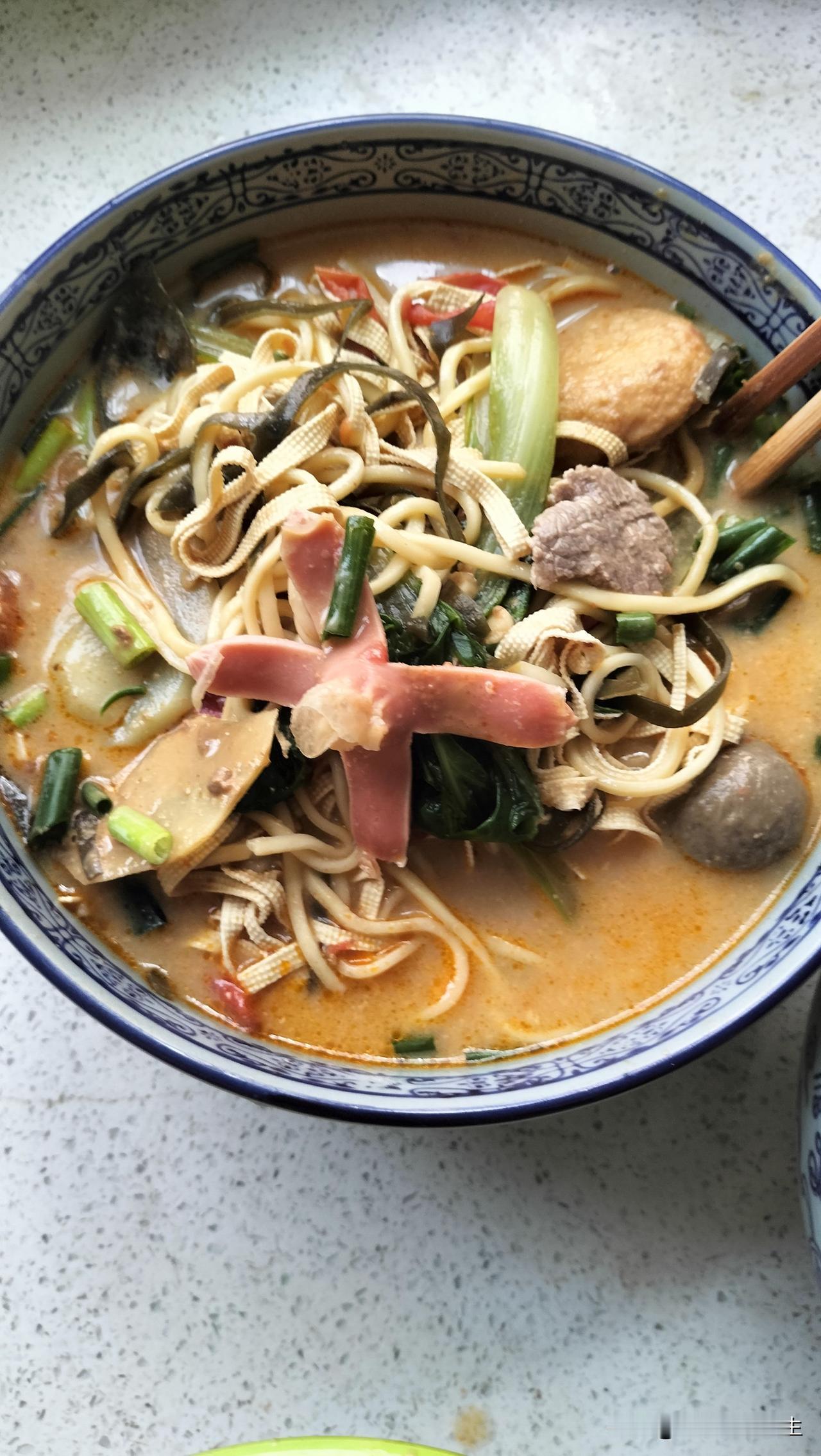 今日立秋，暑气渐收，咱先别忙着减肥，该贴秋膘啦！

整点牛肉、千张、土豆、西红柿