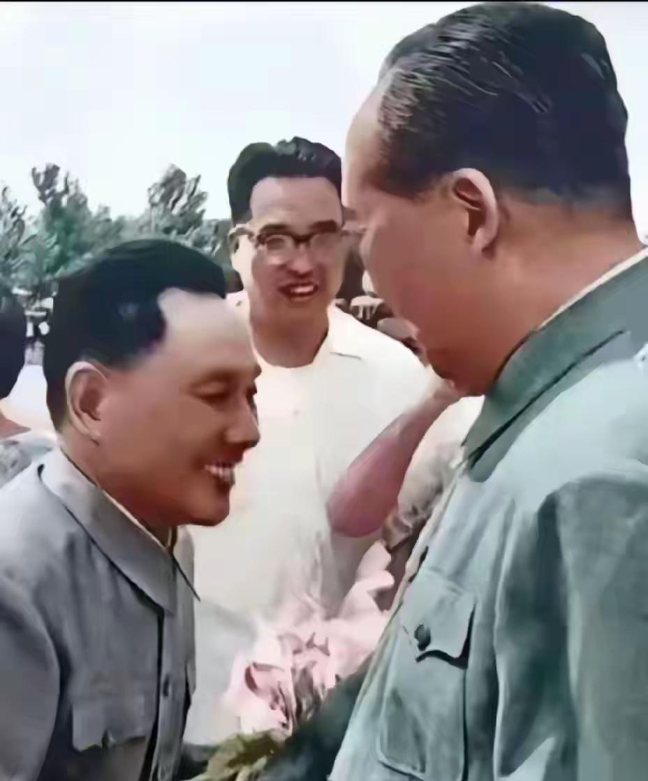 这幅照片太珍贵了，这个瞬间尽显伟人丰彩，我们永远缅怀伟人。