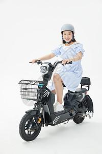 两轮电动车没必要考驾照，低速代步三轮也不用考驾照，但有必要学一学交通规则和安全文