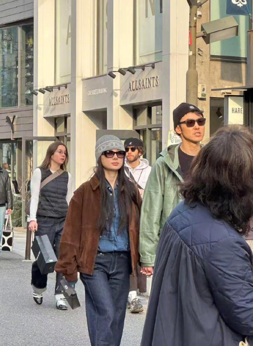 阮经天和女友十指紧扣阮经天和女友牵手逛街 网友在日本偶遇阮经天和女友牵手逛街，还