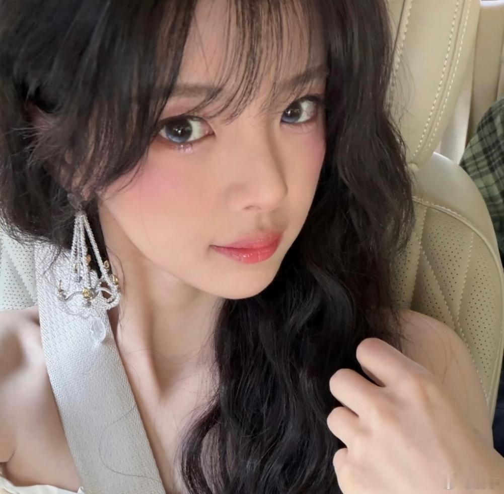 杨超越给王俊凯演唱会送花篮杨超越给王俊凯送花篮看到花篮瞬间心动，杨超越默默送上祝