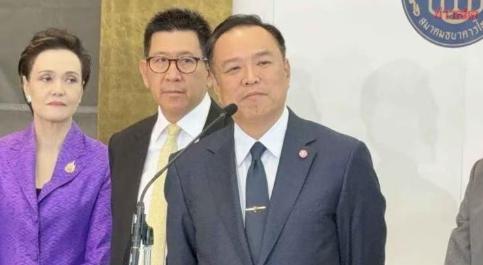 誓与中国共进退，刚上台的邻国总理，直接用中文高呼“万岁”！

要说这世界上谁跟中
