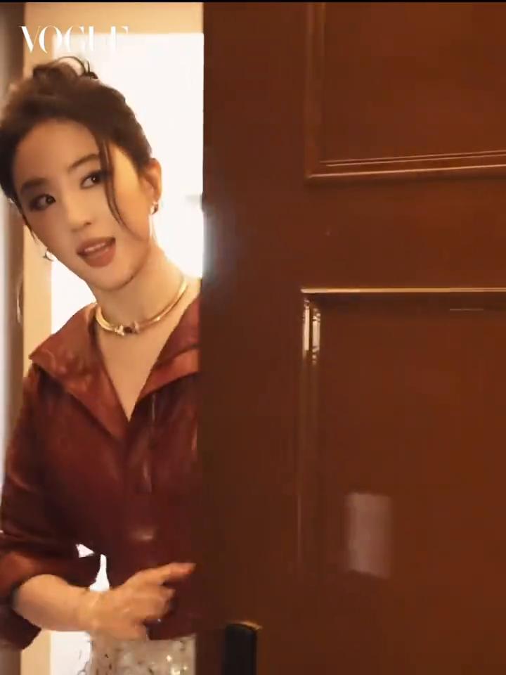 刘亦菲。
Hello，今天戴的宝格丽好闪。ROMA 1884。