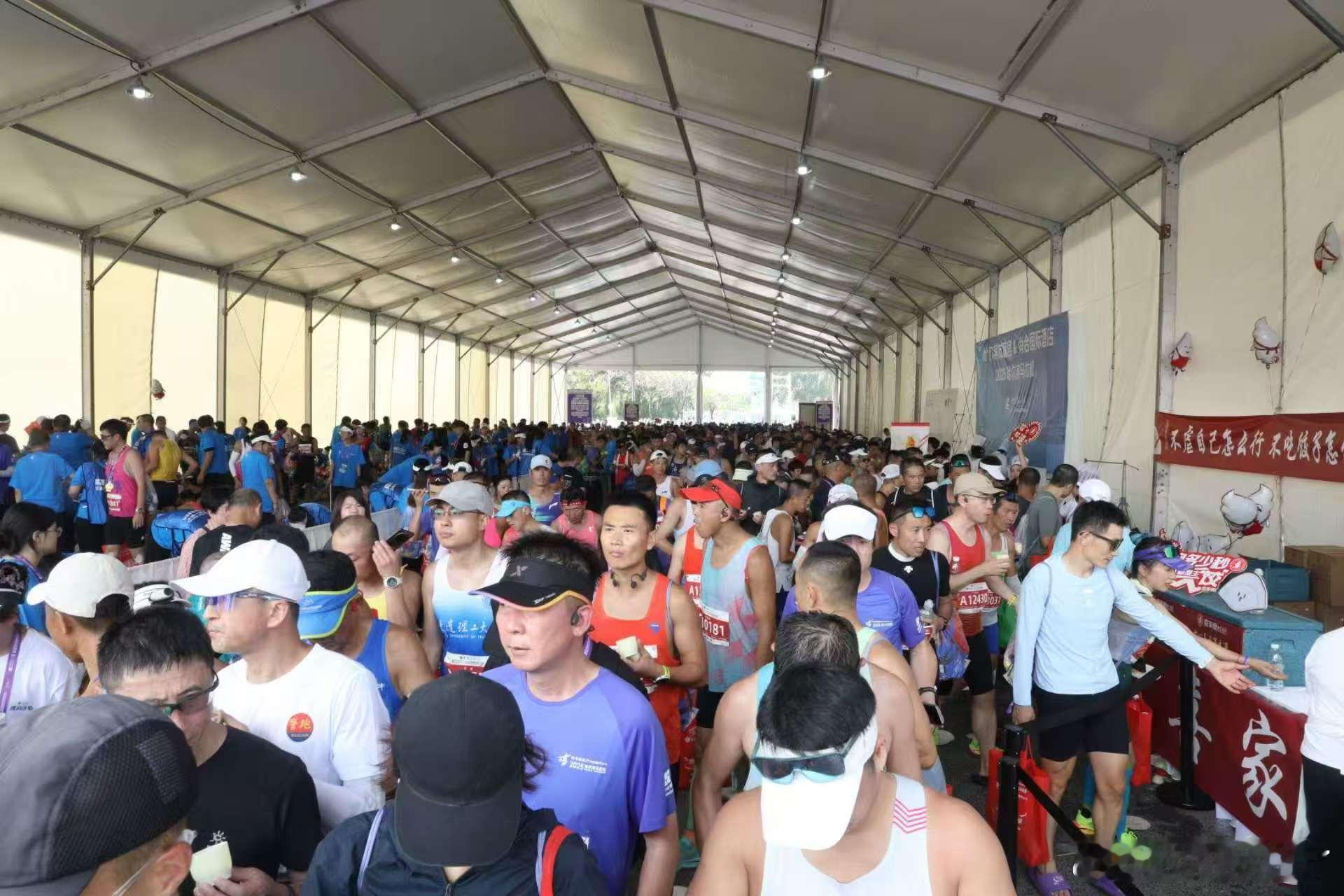 现在马拉松都进化成这样了吗哈马基础补给就不基础 哈马的补给站就像一个个美食摊位，