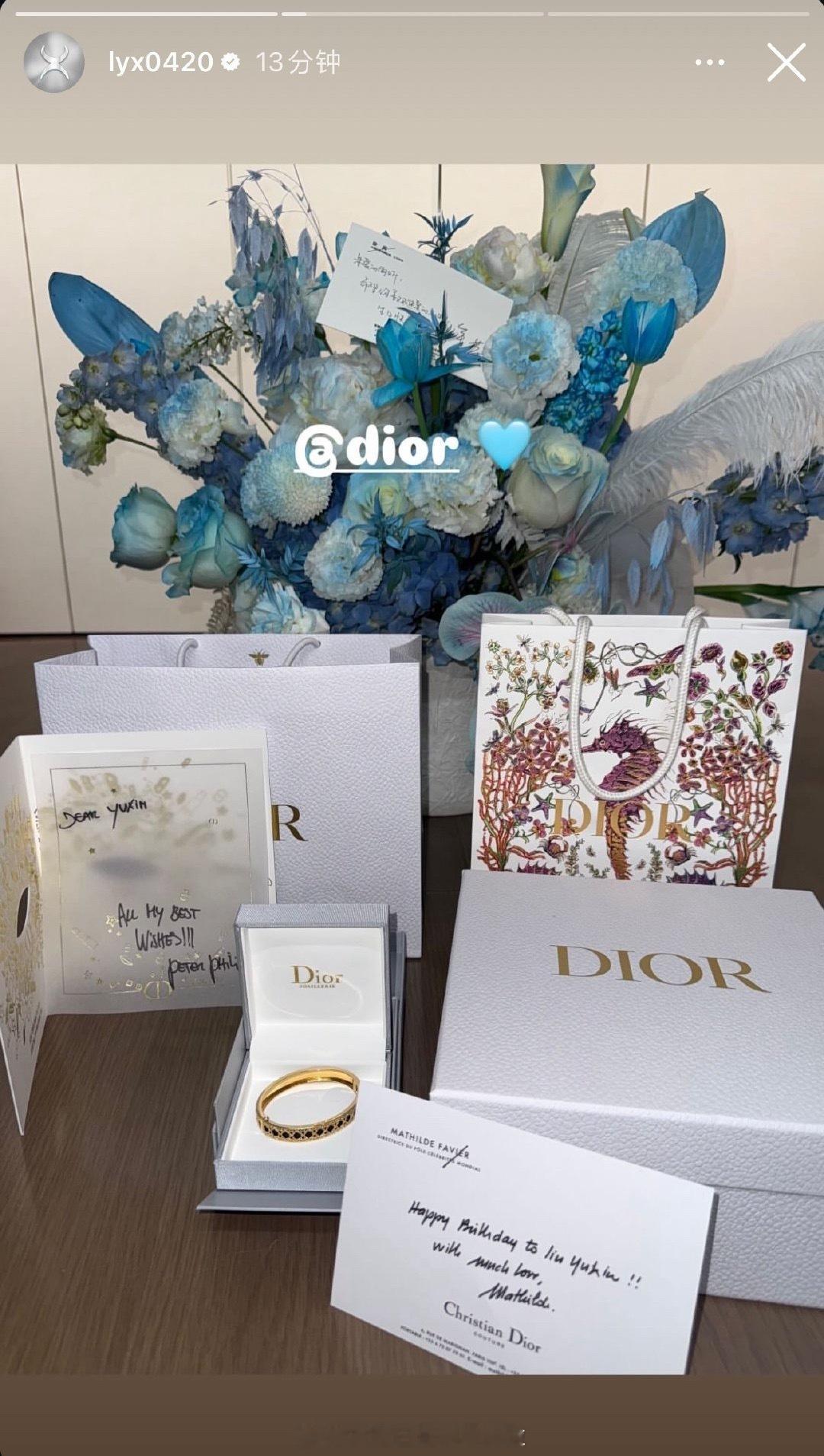 刘雨昕这次生日品牌方送的礼物：Dior（总部+中区）：昕蓝色花束➕礼物百加得：一