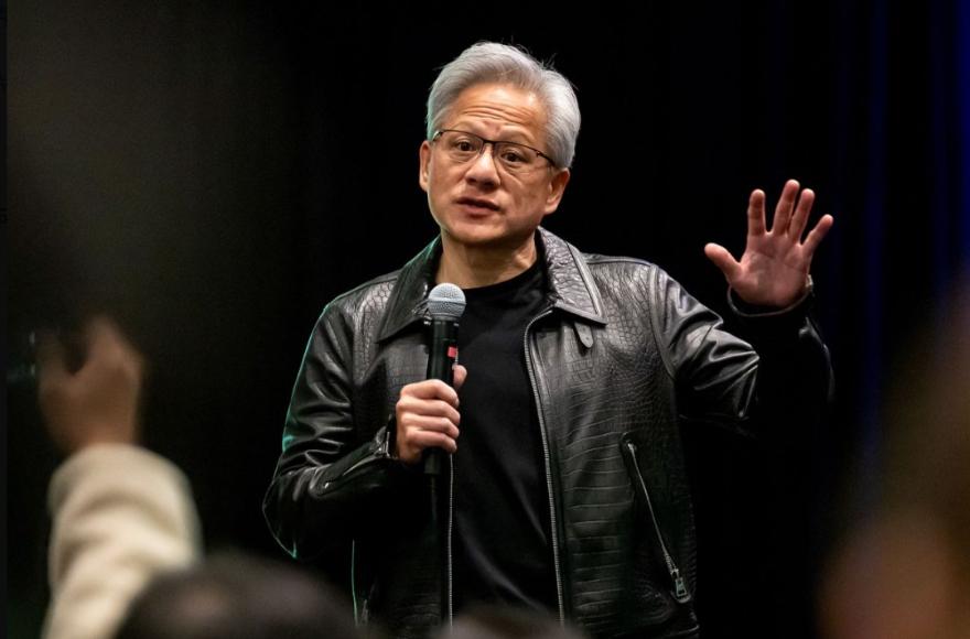 黄仁勋访华背后有着多方面的商业考量，主要包括以下几点：

• 挽回业务损失：美国