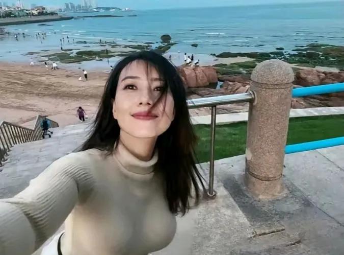 平时看到的高圆圆的照片，大多数都是媒体照。穿着打扮都很华丽，确实很美很养眼。很少