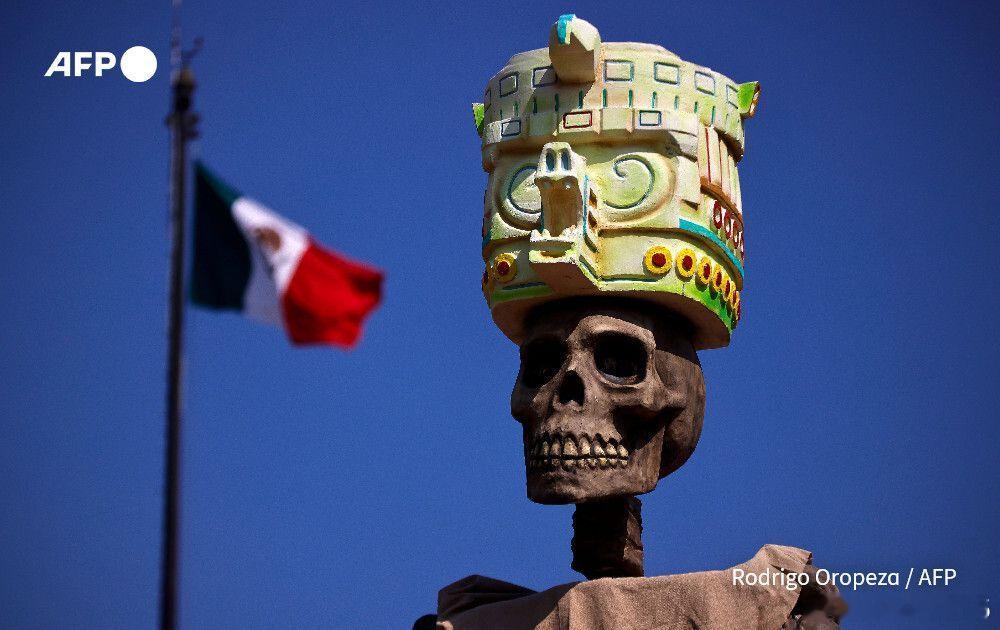 异域风情  墨西哥有一个节日，叫做亡灵节。你们感受下这个节日的一些照片或装扮，我