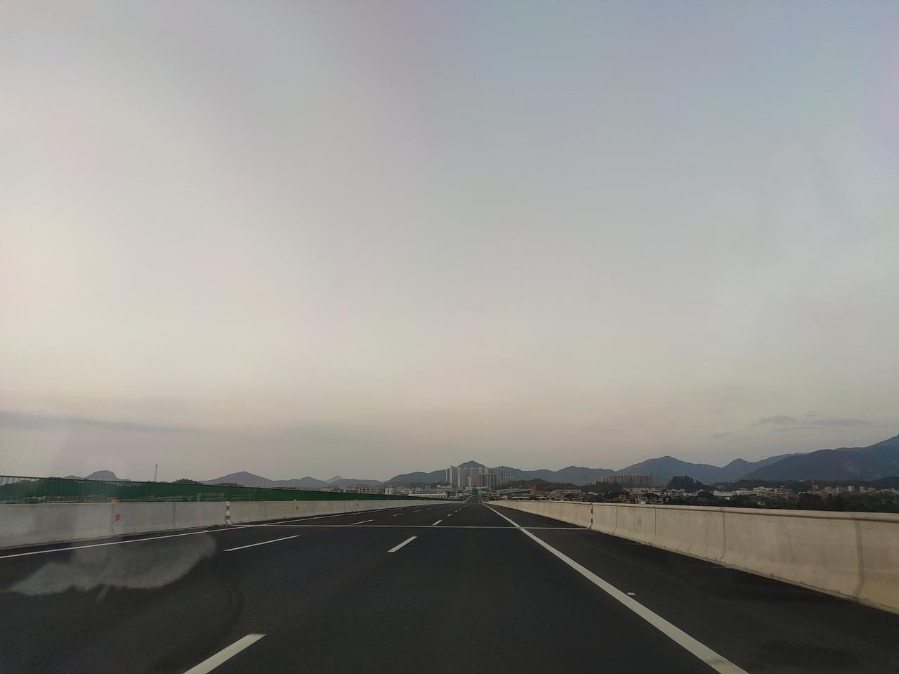 🚗 驶向未来，一路畅通无阻！🌄