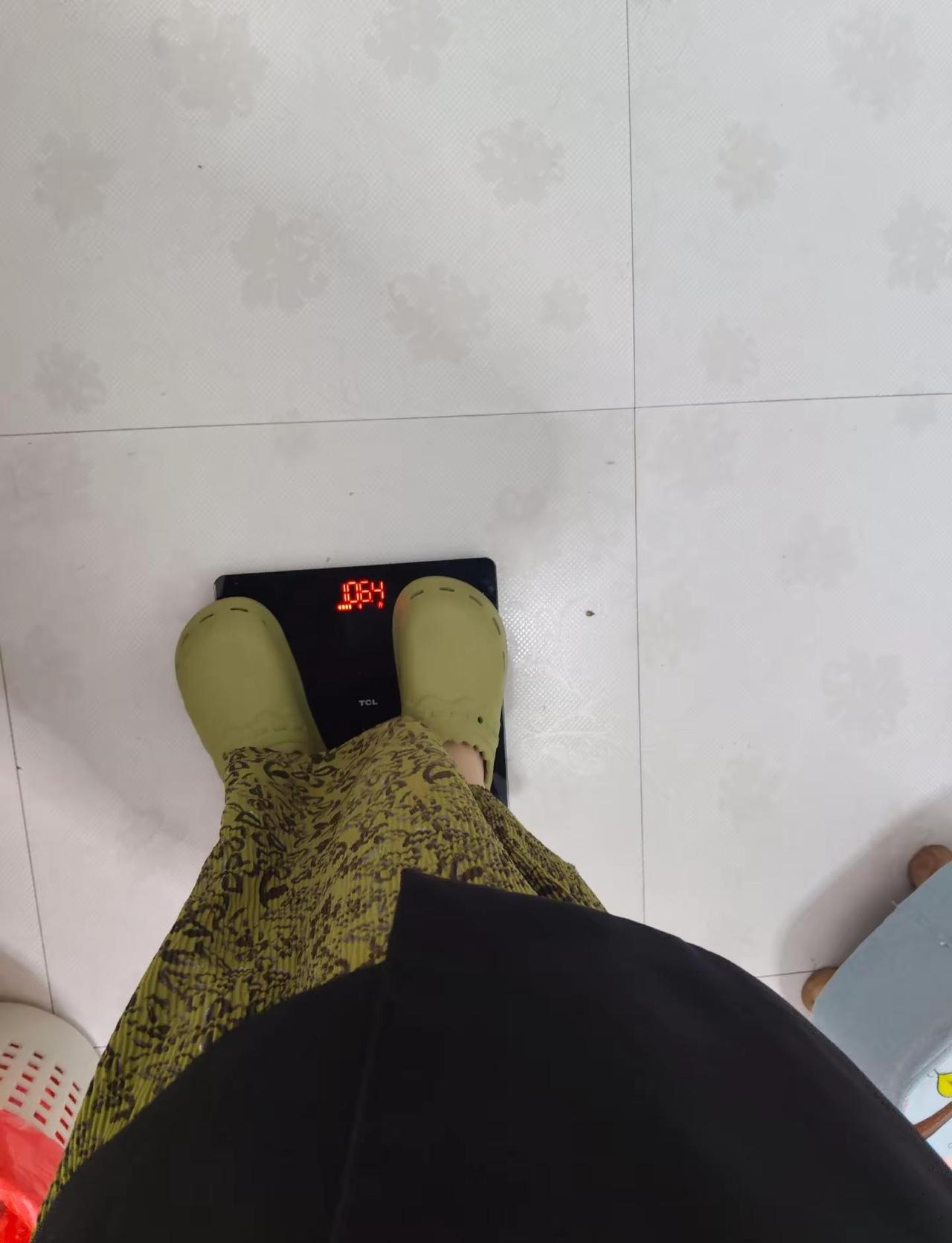 夫君，谢谢你让我从女孩子时的120斤变成现在中年少女的106斤，我会努力搬砖，争