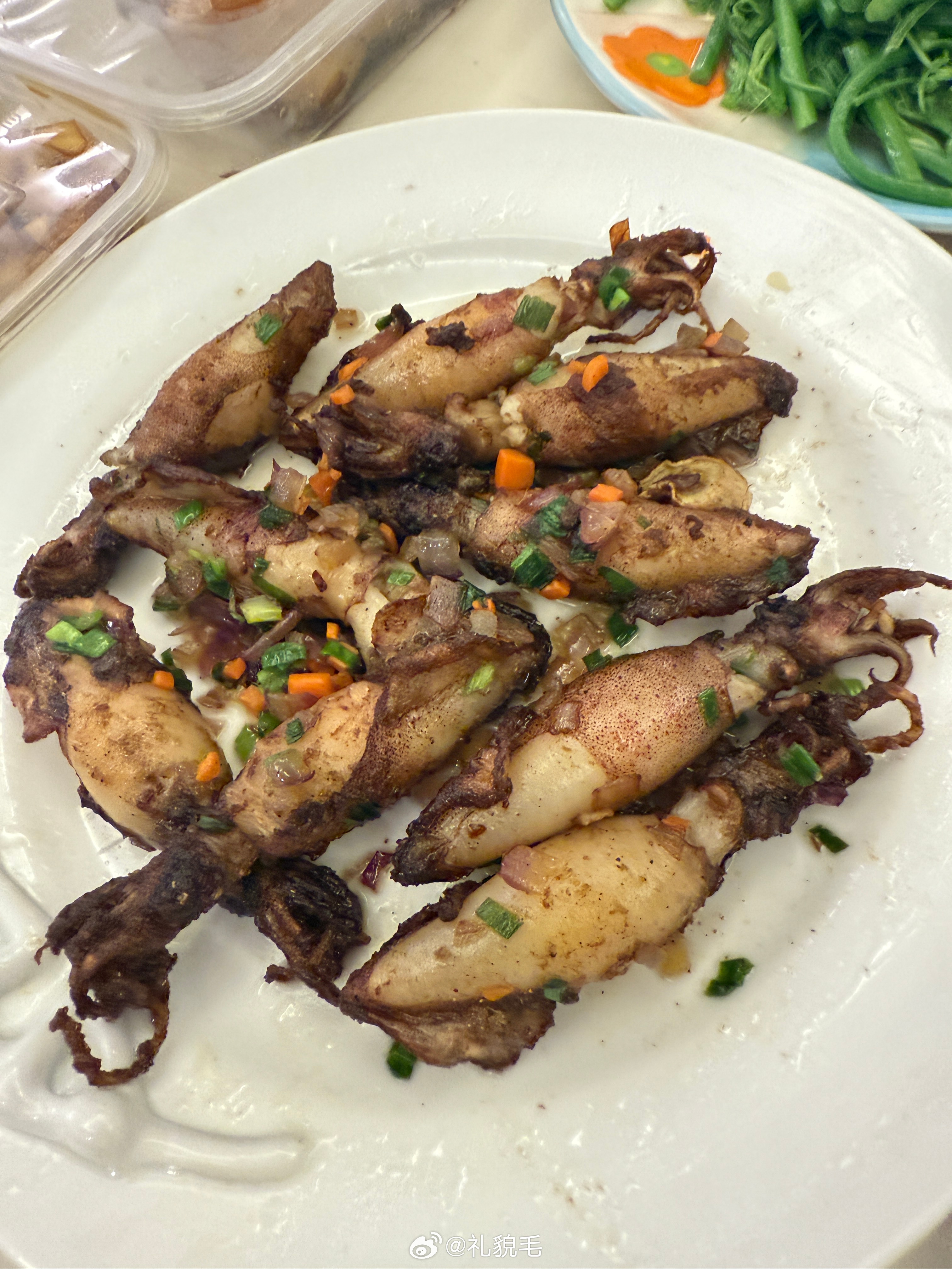 旅蛙回来了，瞬间感觉家里多了五个人怎么会有这么闹腾的人啊菜也多了俩我自己一个人吃