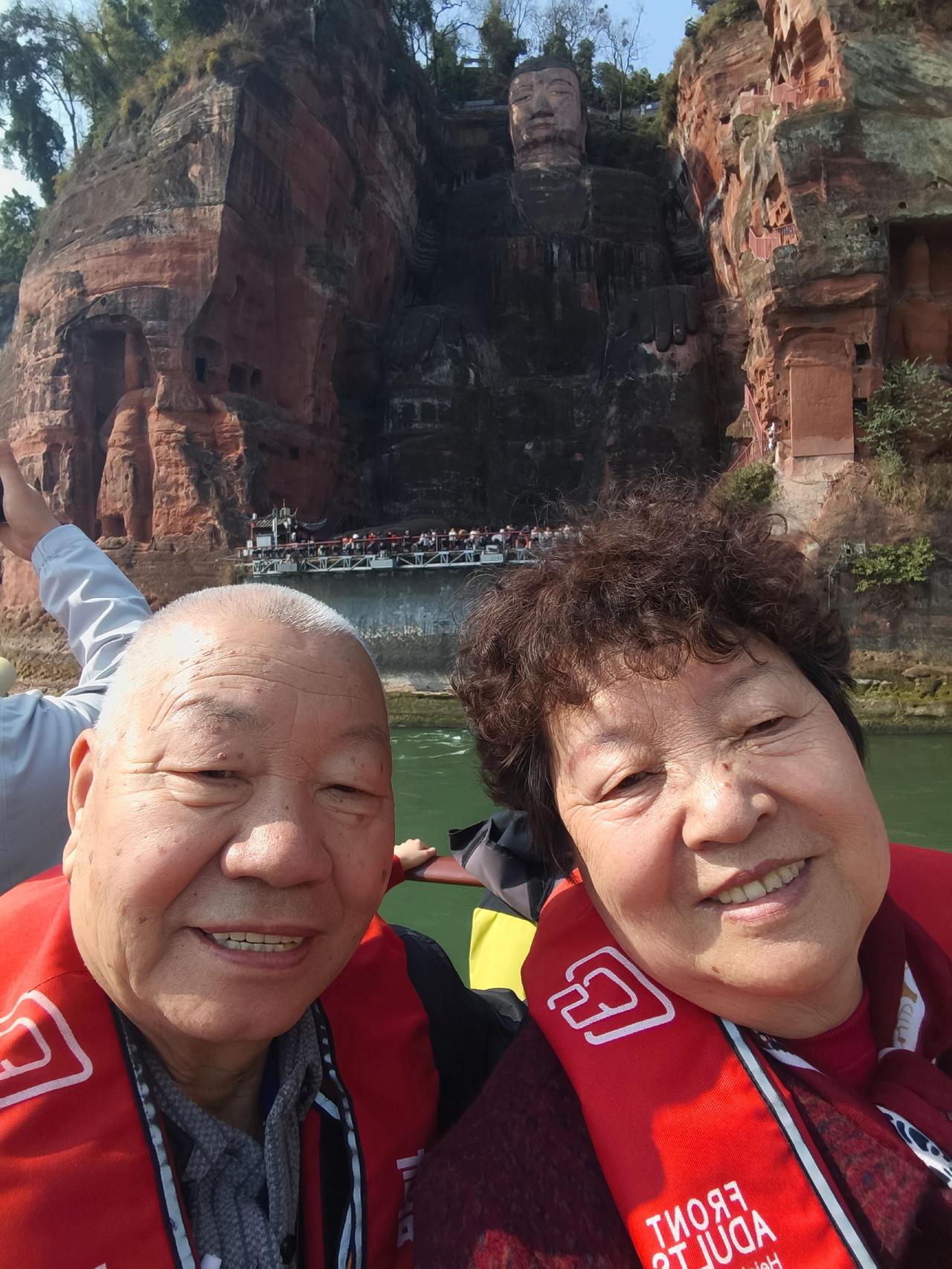 两个人一同散步。