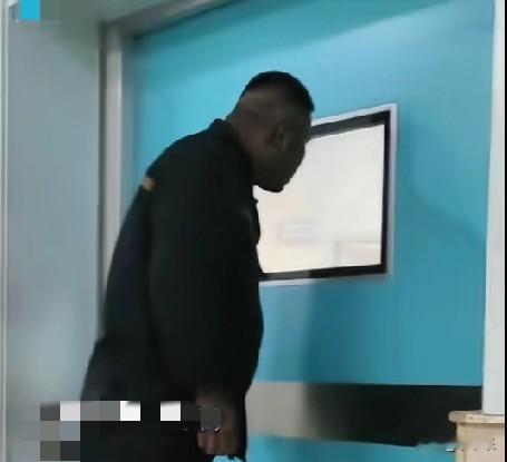 10月31日，山西，老婆突然羊水破了要生产，正在矿上上班的老公来不及换衣服，直接