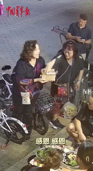 “都是中国人，一家人。”辽宁丹东，台湾游客看到路边摊晒的花生，随口问“能买一点吗