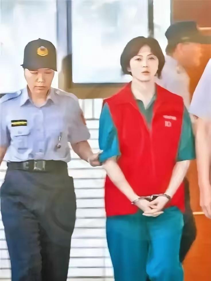 这是数十年前被判处死刑的林于如，照片里的她身形高挑，面容周正，没人能想到她竟是一