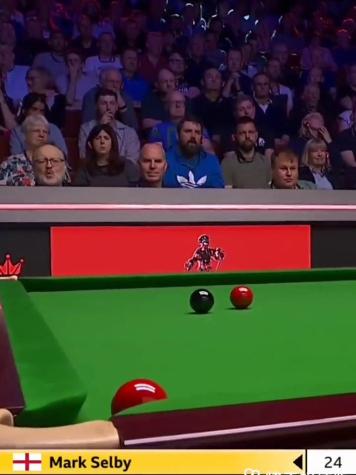塞尔比状态低迷，罕见发飙怒砸球台。
第21局比赛，塞尔比失误，塞大师罕见发飙。第