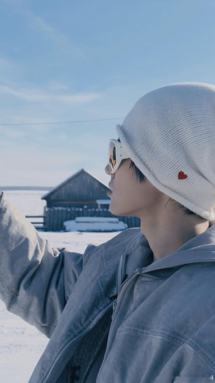 张真源晒俄罗斯风景照张真源分享俄罗斯雪景 张真源在俄罗斯拍的雪地夕阳照，冷帽造型