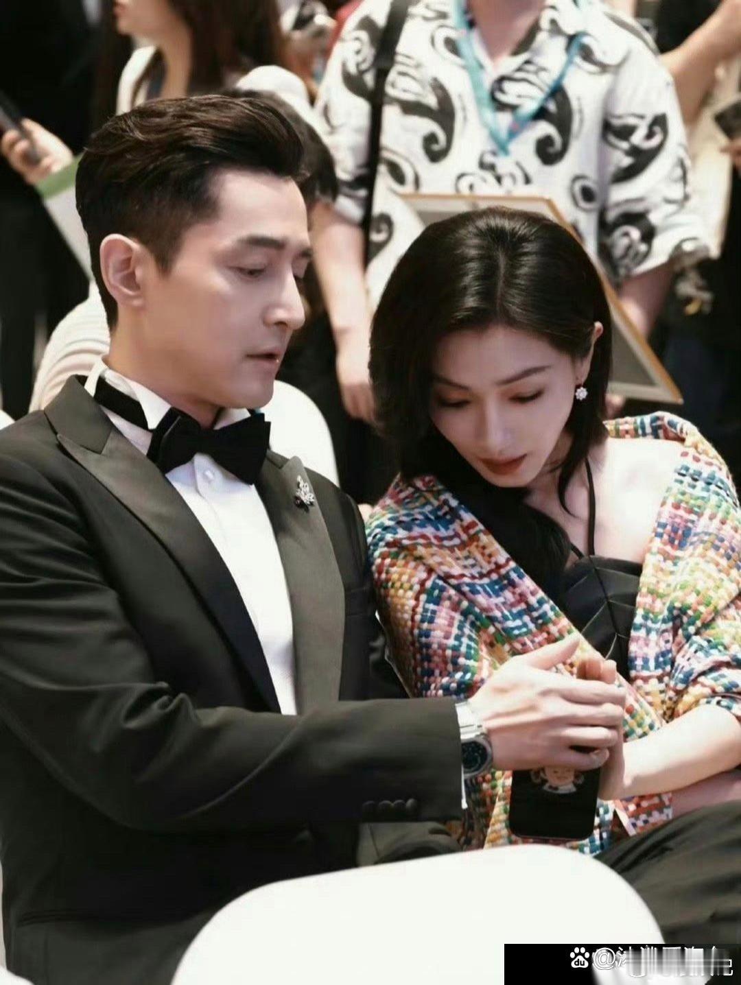 万茜看到胡歌女儿照片时，立刻伸手遮挡，担心媒体偷拍 ​​​