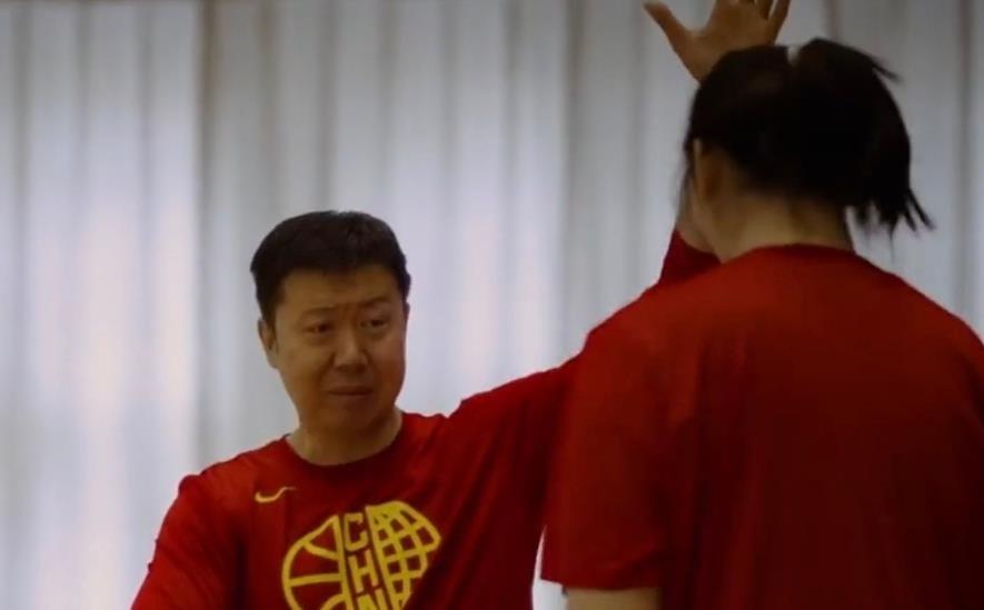 王治郅最近聊了张子宇，话很实在。
他说张子宇在世界杯打成那样，不意外。19岁的孩