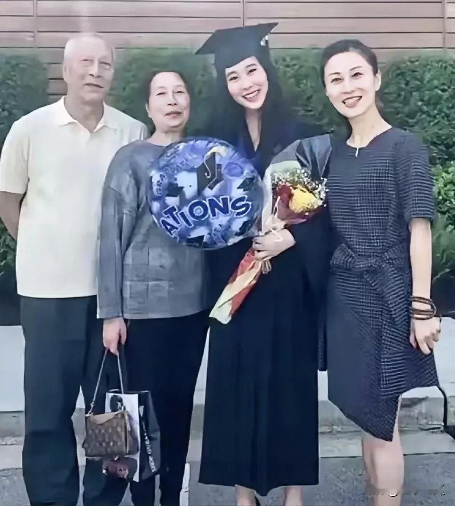 右一这位年轻美丽的女士是扬子的前妻陶虹，镜头下的她端庄儒雅，亳不输扬子现任妻子黄