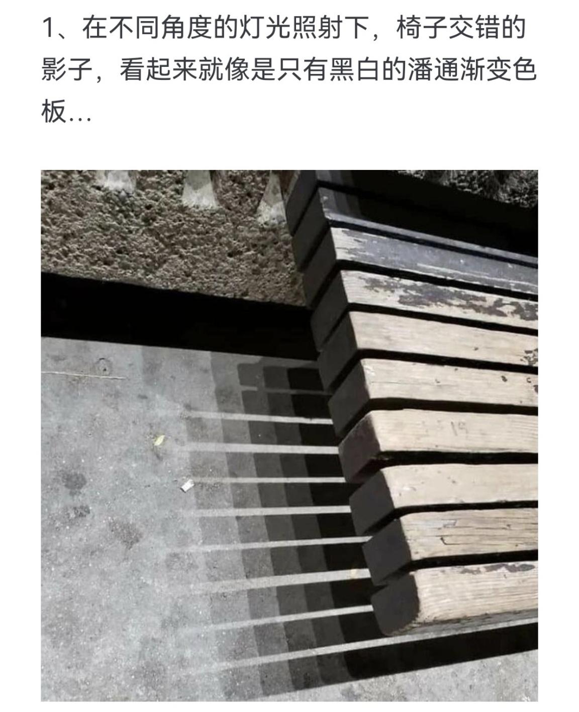 在不同角度的灯光照射下，椅子交错的影子