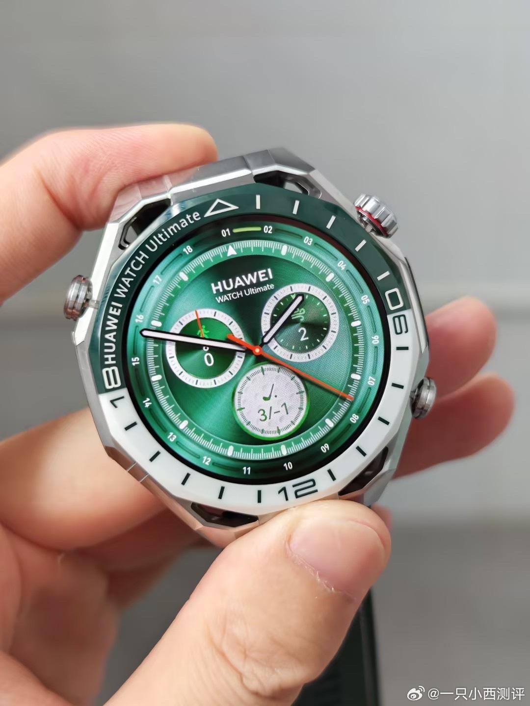 一直关注这款手表的朋友应该都知道，绿白双色纳米微晶陶瓷表圈工艺很讲究，要经过14
