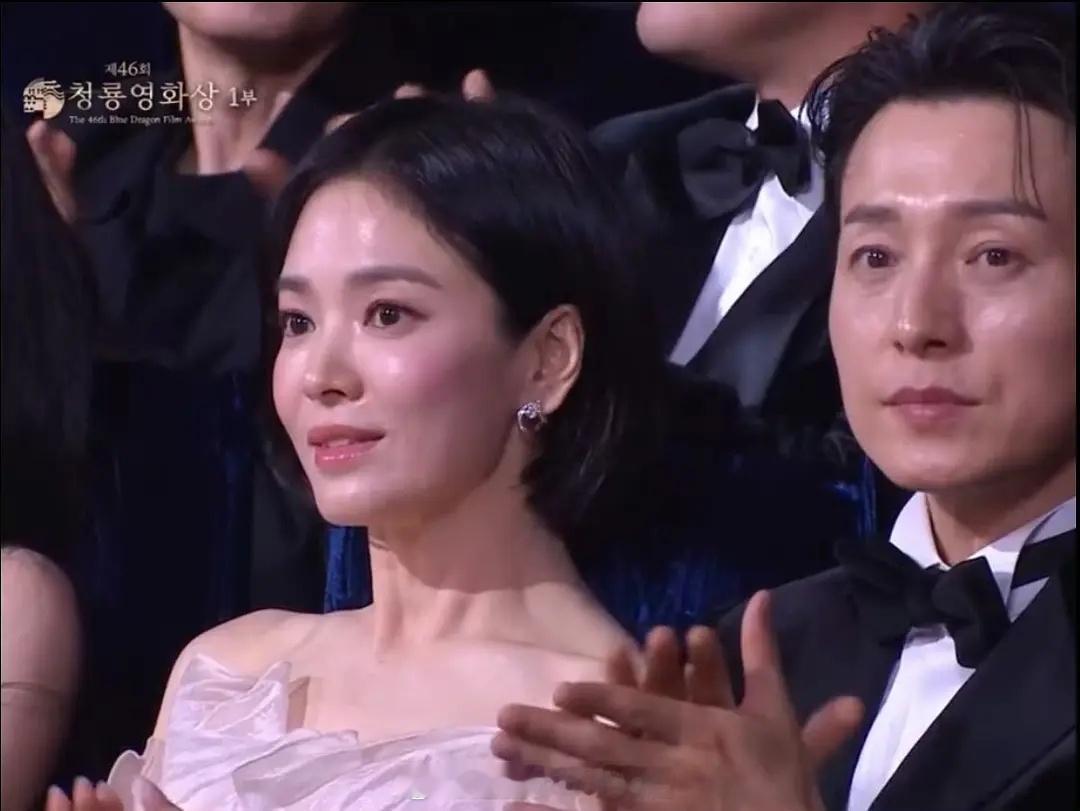 宋慧乔近期状态还是很不错的，就是为什么韩国女艺人很喜欢水光肌，整个脸看着油油的 