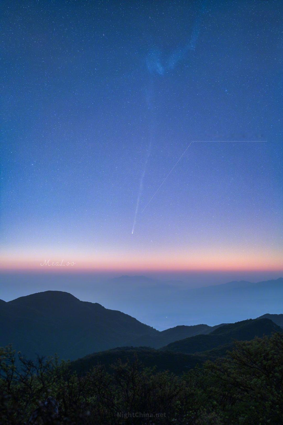 黎明收到了一封信。送信人来自遥远的太阳系深处，拖着离子长尾掠过湖南的山峦与云海，