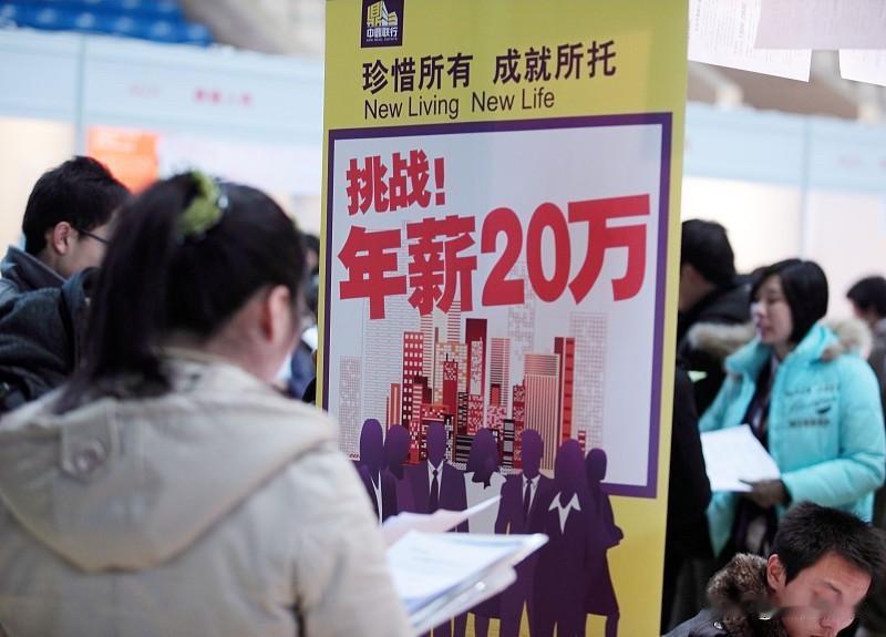 二十岁时攥着简历挤招聘会，总觉得人生最重要的是选对风口抓住机会，一步慢了就怕被同